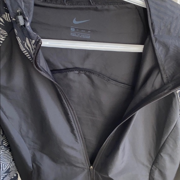 NIKE Windbreaker Jacket - Picture 8 of 8